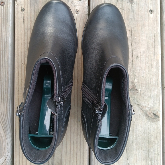 Clarks | Black Leather Ankle Booties Side Zip W/ Studs Women's Size 6.5 - Picture 10 of 15